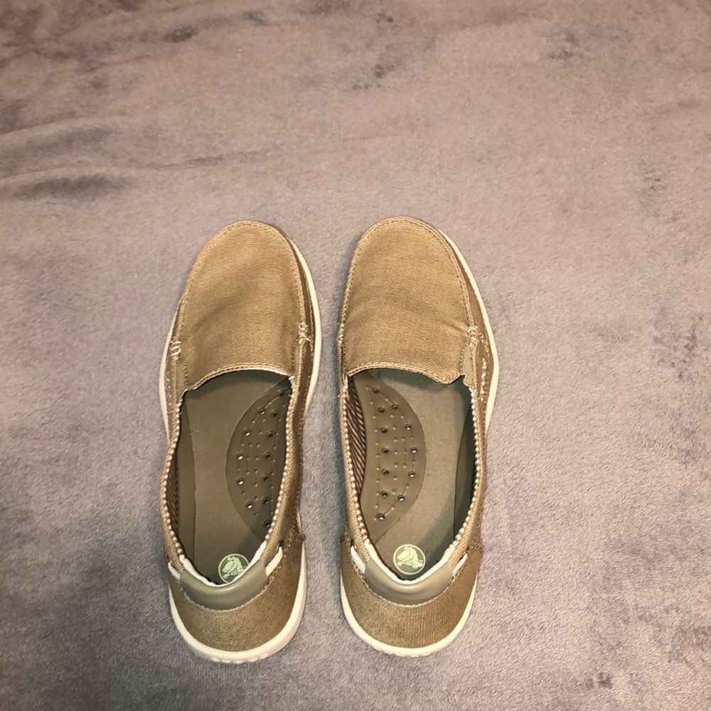 ONLY WORN TWICE PAIR OF SPERRY INSPIRED CROC SHOES